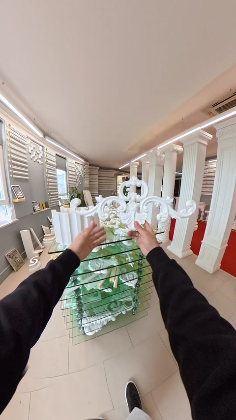 Piesă decorativă traforată cu motiv circular este prezentată între coloane.