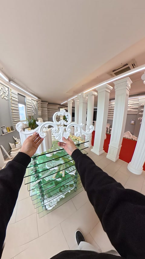 Ornament alb ramificat cu volute este ținut în zona centrală.