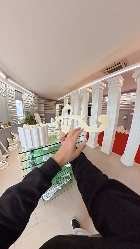 Element curbat cu deschidere circulară este comparat cu mostrele decorative.