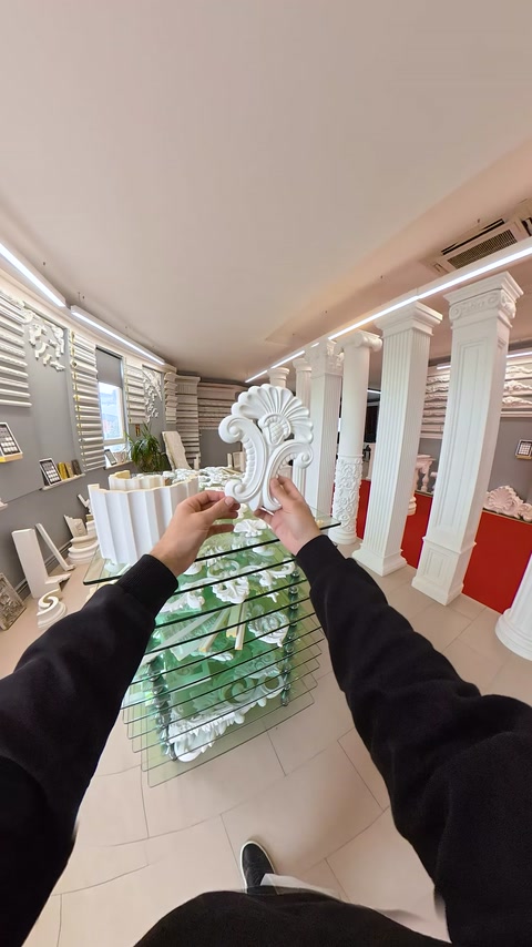 Piesă ornamentală cu frunze și volute este arătată frontal.