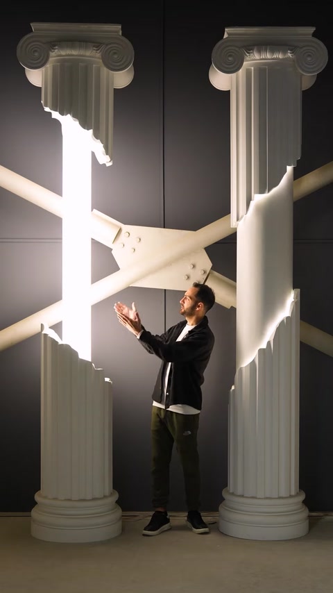 Coloane decorative iluminate încadrează zona modernă de prezentare din showroom