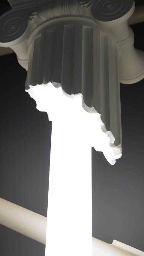 Detaliu superior al coloanei, evidențiat de iluminarea LED integrată