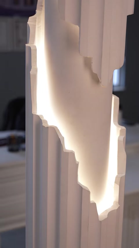 Panou decorativ lateral cu margini profilate și lumină LED ascunsă
