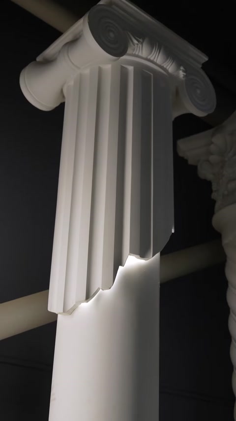 Îmbinarea dintre fusul canelat și inserția decorativă iluminată