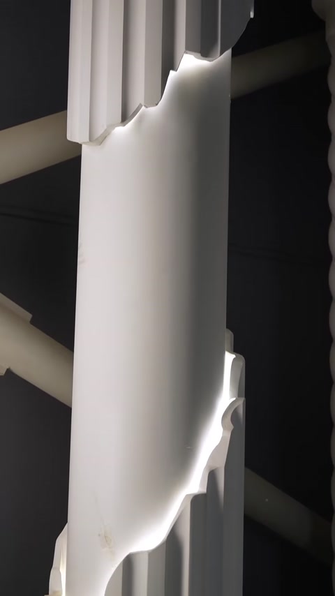 Baza netedă a coloanei, completată de un accent luminos lateral