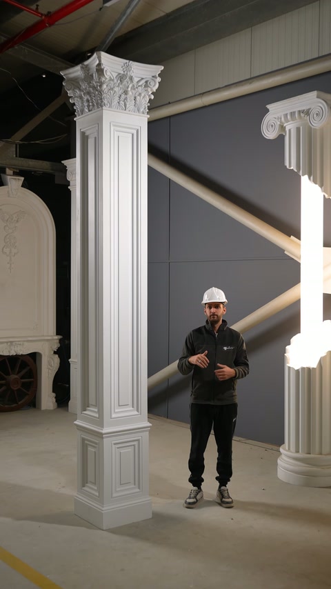 Un pilastru dreptunghiular cu capitel corintic domină zona de prezentare.