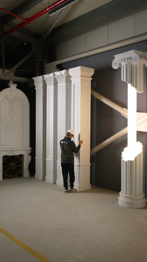 Patru pilastri verticali sunt comparați în cadrul prezentării din atelier.