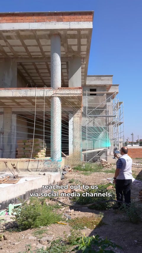 Scanarea 3D urmărește coloanele și golurile fațadei principale.