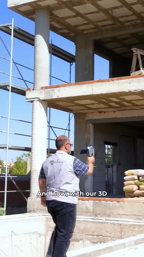 Operatorul măsoară cu scanerul zona balconului și coloanele exterioare.