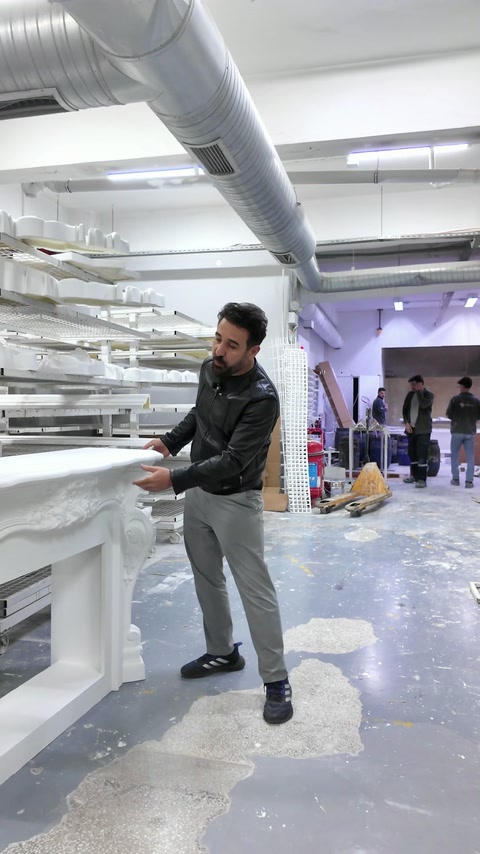 Ansamblul șemineului decorativ este prezentat în spațiul de producție.