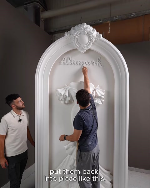 Literele sunt reașezate manual pe arcada decorativă finisată.