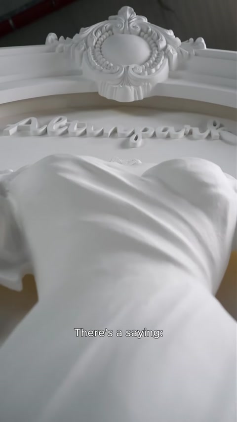 Basorelief cu rochie de mireasă într-o arcadă iluminată