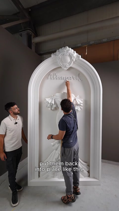 Literele decorative sunt reașezate pe panoul finisat