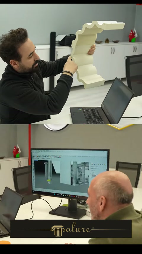 Specialistul compară o consolă decorativă cu modelul digital afișat.