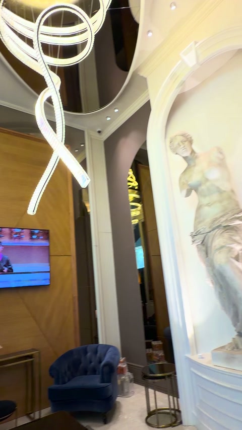 Compoziție interioară cu arc, cornișe și mobilier contemporan