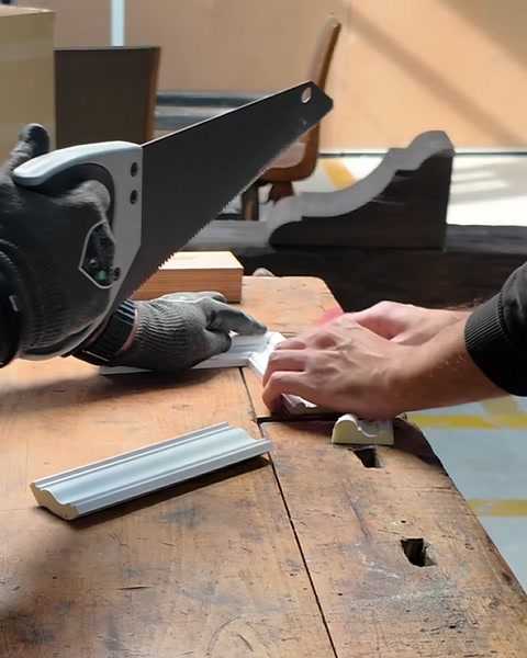Tăiere fină cu ferăstrău manual a capătului bordurii