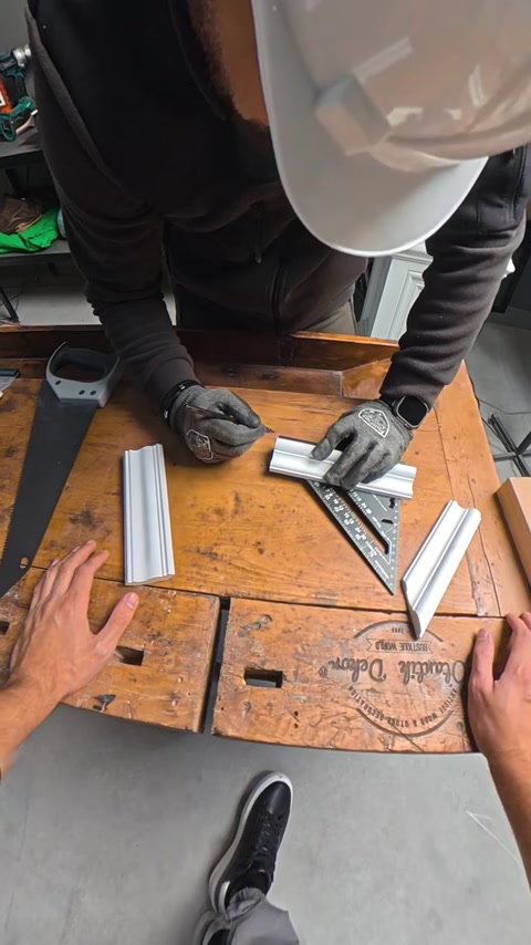 Două repere sunt transferate pe profil înainte de debitare.
