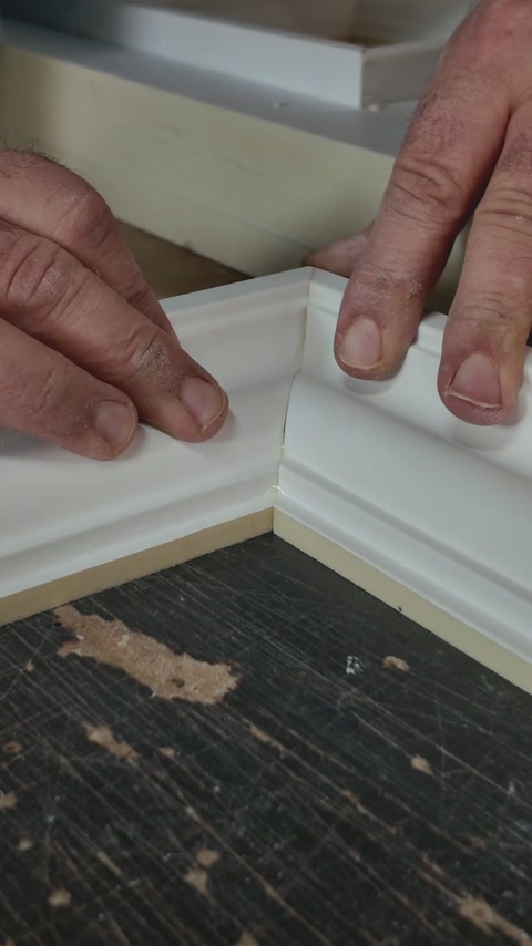Colțurile profilate sunt aliniate manual pe panoul din atelier