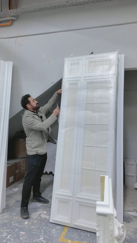 Panourile decorative înalte sunt verificate în poziție verticală