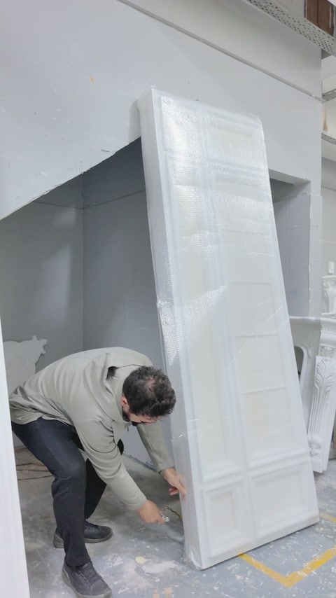 Două panouri albe sunt comparate vertical în zona de atelier