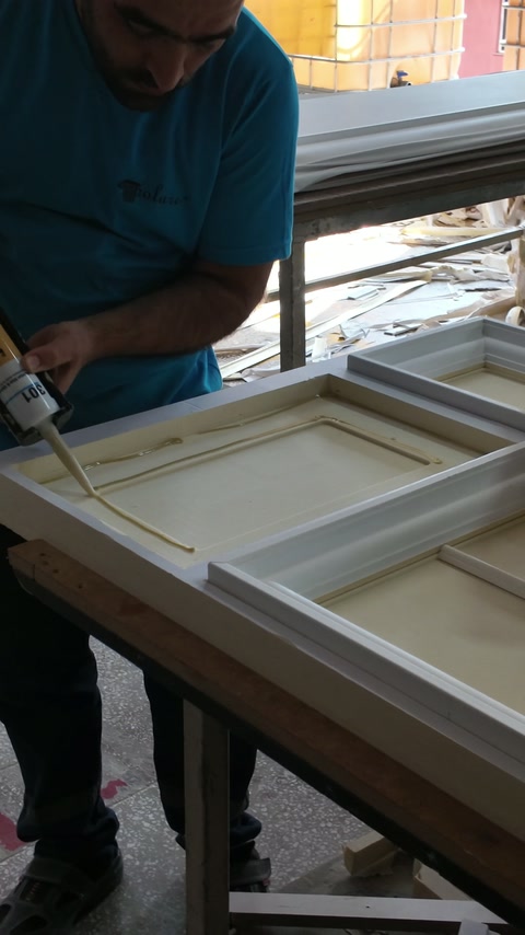 Aplicarea adezivului pe traseul unei rame decorative dreptunghiulare