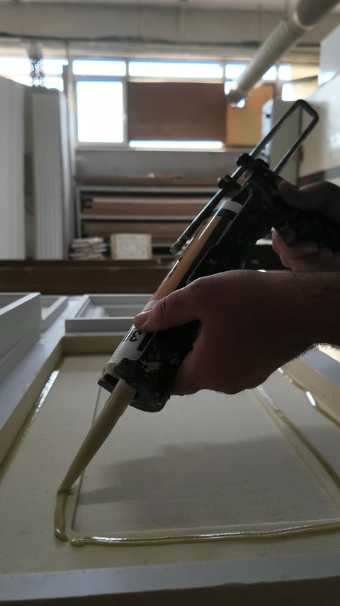 Aplicarea adezivului pentru fixarea unei rame pe panou