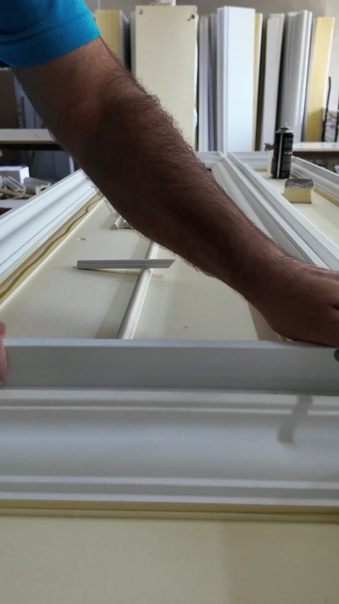 Fixarea manuală a profilului lung pe panoul din atelier