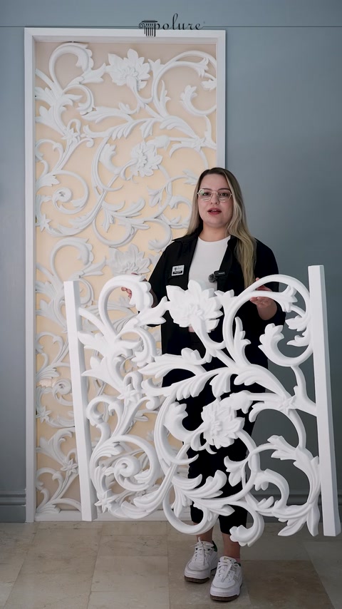 Femeie prezintă un panou decorativ traforat cu model floral