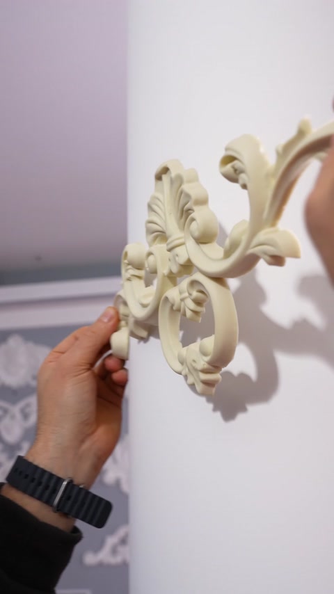 Detaliu în prim-plan al unui ornament sculptat din poliuretan alb