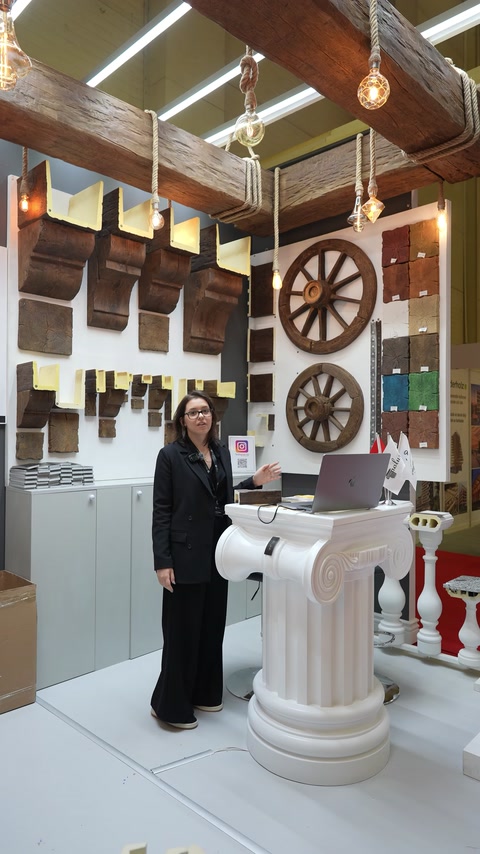 Angajată prezintă mostre de finisaje și texturi în showroom