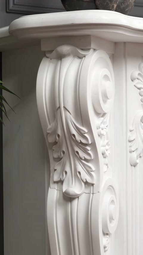 Consolă laterală decorativă cu volută amplă și frunze sculptate.