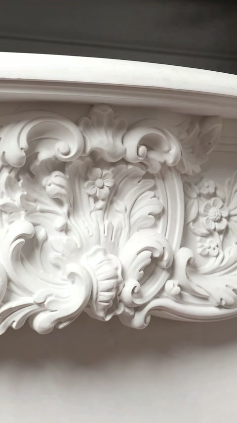 Ansamblul ornamental superior apare de aproape, sub marginea profilată albă.
