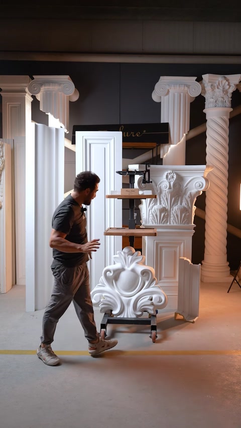 Deplasare prin atelier printre coloane și ornamente finisate