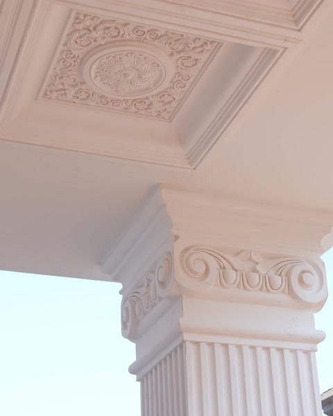Tavan cu casete pătrate decorative sub copertina de la intrare