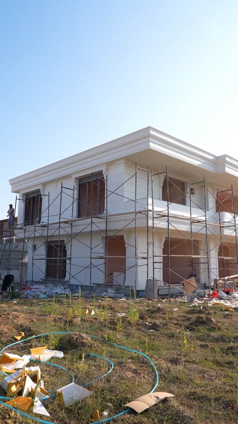 Vedere generală a vilei în timpul lucrărilor de decorare exterioară