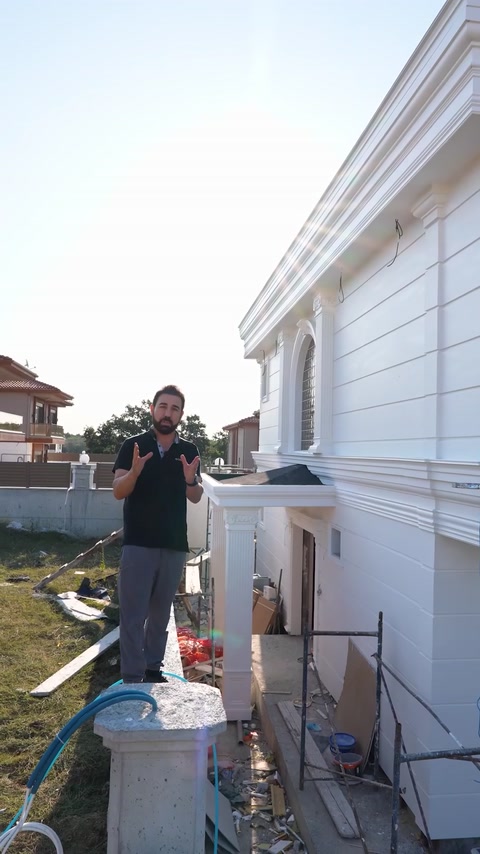 Fațadă laterală placată, cu brâuri orizontale și cornișă profilată