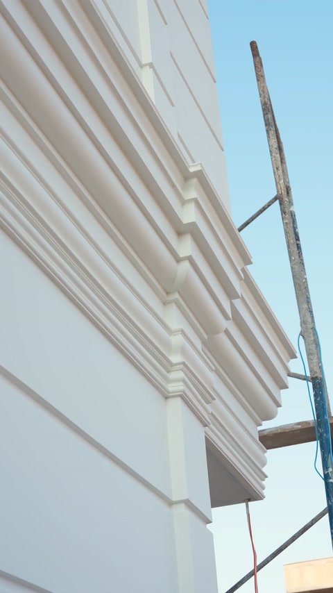 Cornișă exterioară stratificată, văzută de jos lângă schelă