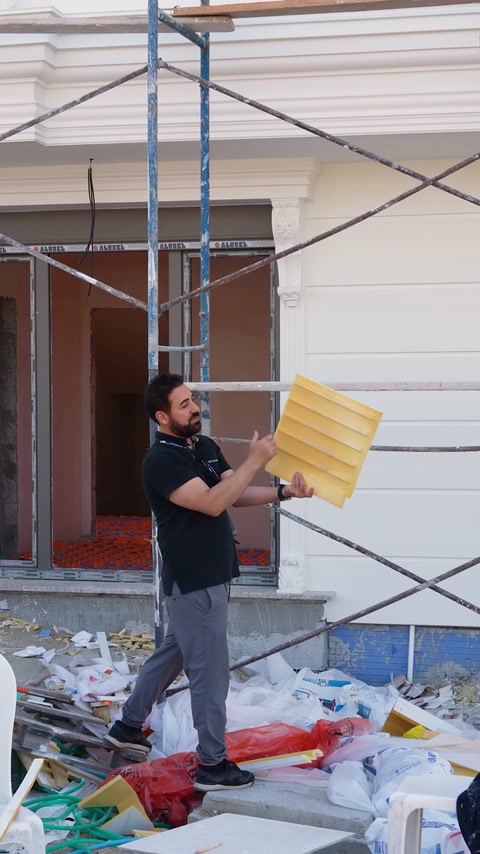 Mostră de placare din poliuretan prezentată în fața fațadei