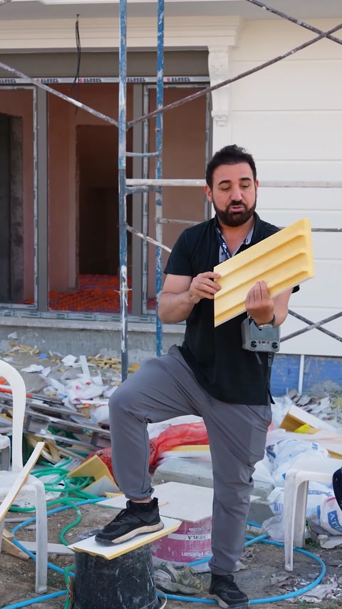 Secțiunea profilată a placării evidențiază forma și grosimea materialului