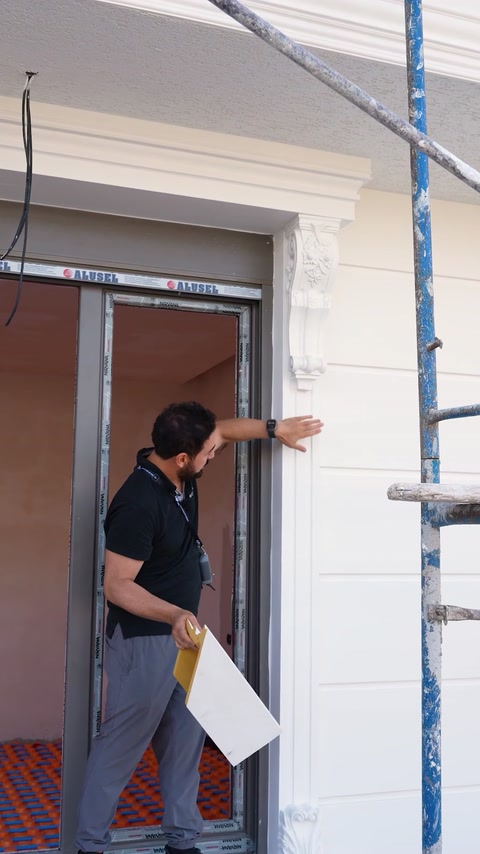 Placare exterioară cu rosturi orizontale aplicată lângă fereastră