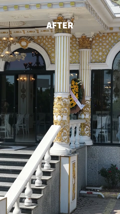 Detaliu al intrării monumentale cu coloane canelate și ornamente aurii