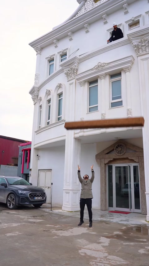 Ansamblul fațadei arată grinda și intrarea decorată în stil rustic.