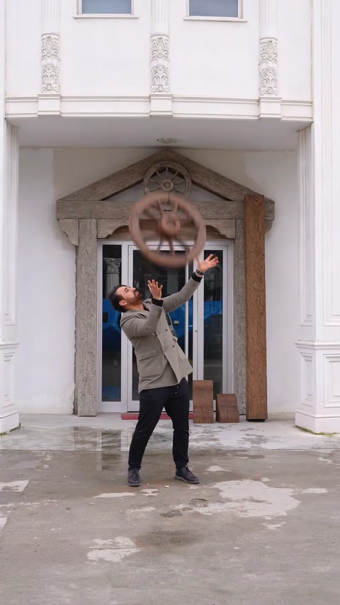 Ornamentul circular este ridicat în fața ancadramentului rustic montat.