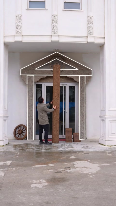 Conturul evidențiază alcătuirea propusă pentru încadrarea decorativă a intrării.