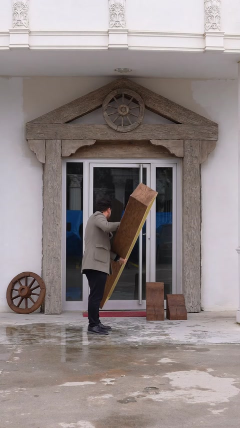 Secțiunea interioară goală a grinzii decorative este arătată frontal.