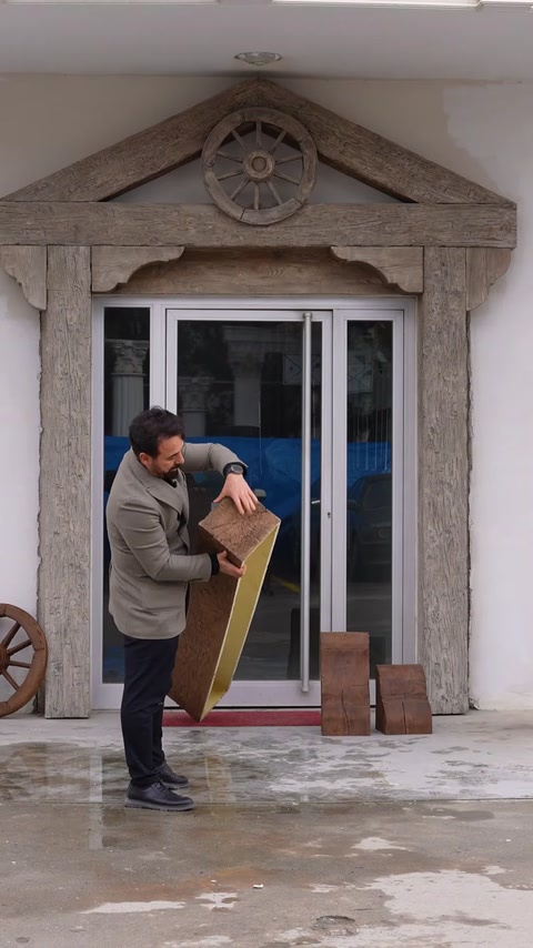 Piesa decorativă cu profil curbat este prezentată lângă intrare.