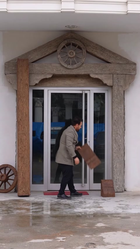 Un model de contravântuire este comparat cu ansamblul rustic montat.
