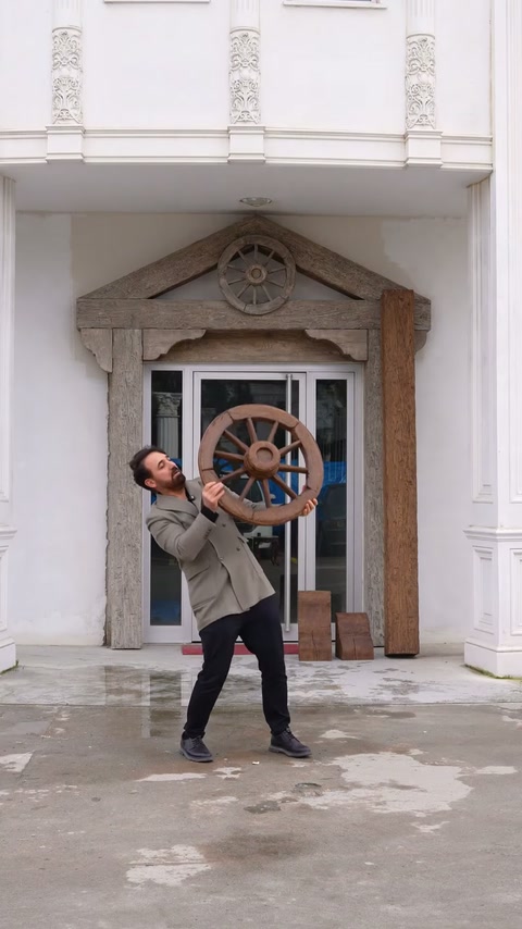 Ornamentul circular este ținut sub frontonul rustic al intrării.