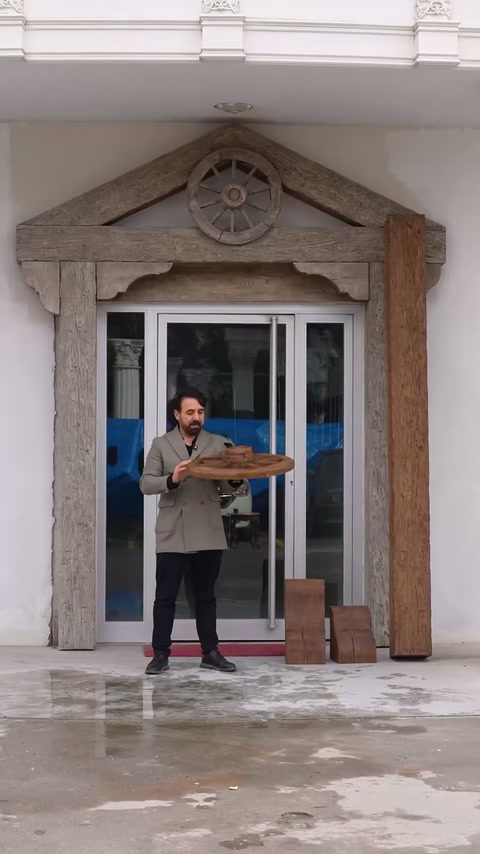Piesa radială este expusă frontal lângă montanții cu aspect lemnos.