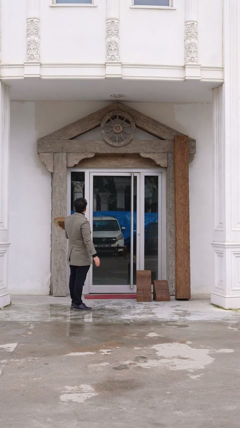 Ansamblul montat în jurul ușii este analizat de prezentator.